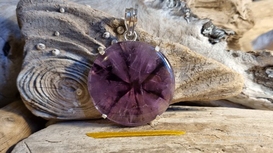 Liels ametista kulons "Apaļais prieks" nr 2. Izmērs 4.2 cm Aizsargamulets priekšnamā Dzeltena bantīte