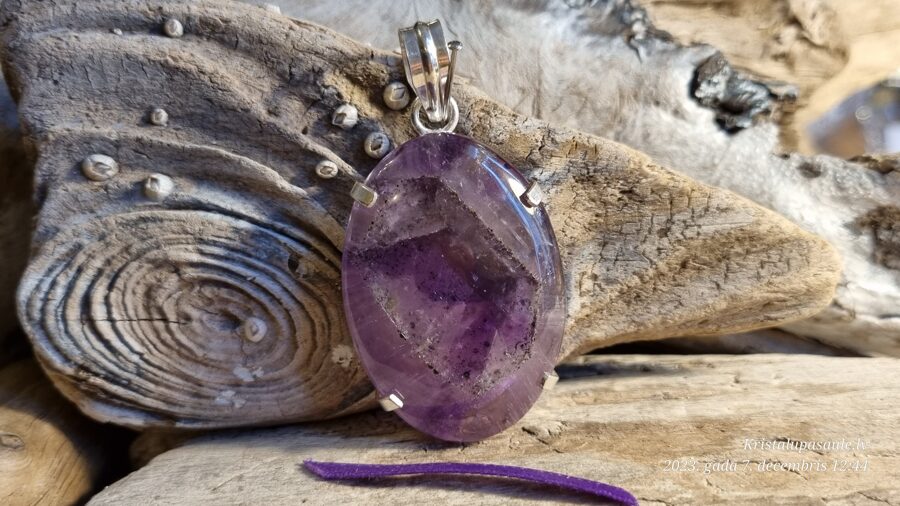 Liels ametista kulons "Apaļais prieks" nr 1.  Izmērs 4.5 x 3 cm Aizsargamulets priekšnamā Lillā bantīte