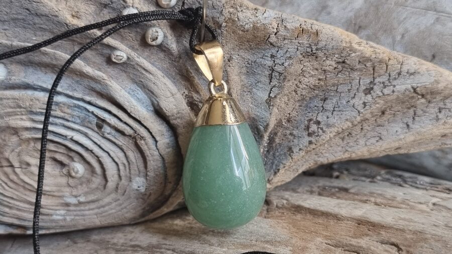 Avanturīna kulons "Lāsīte" nr 3. Izmērs 3.5 x 1.5 cm Ar melnu auklu