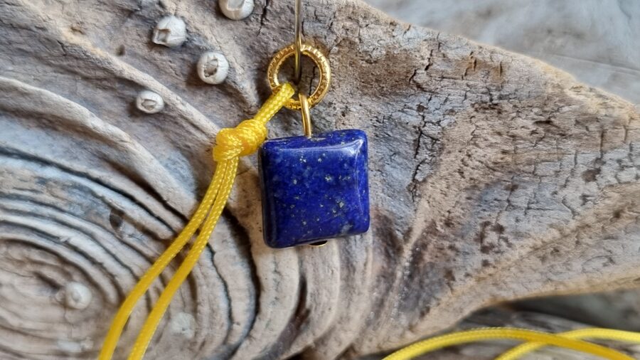 Lazurīta kulons "Atbalsts juristiem" nr 4. ar auklu Izmērs 1 x 1 cm Zelta krāsas metāls