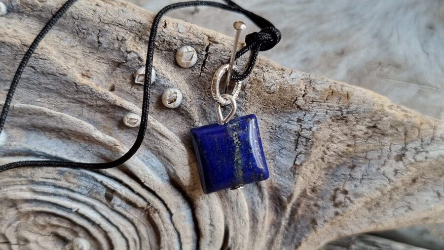 Lazurīta kulons "Atbalsts juristiem" nr 8. ar auklu Izmērs 1 x 1 cm Sudraba krāsas metāls