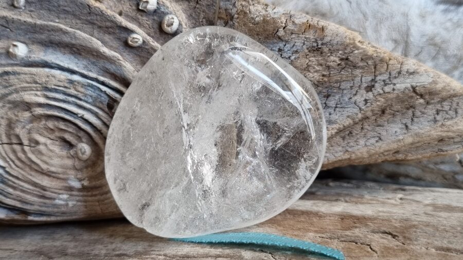 Kalnu kristāla masāžas akmeņi "Atvieglojums" nr 1. Izmērs 4 x 4 cm Zila bantīte Ar dabīgiem iespiedumiem