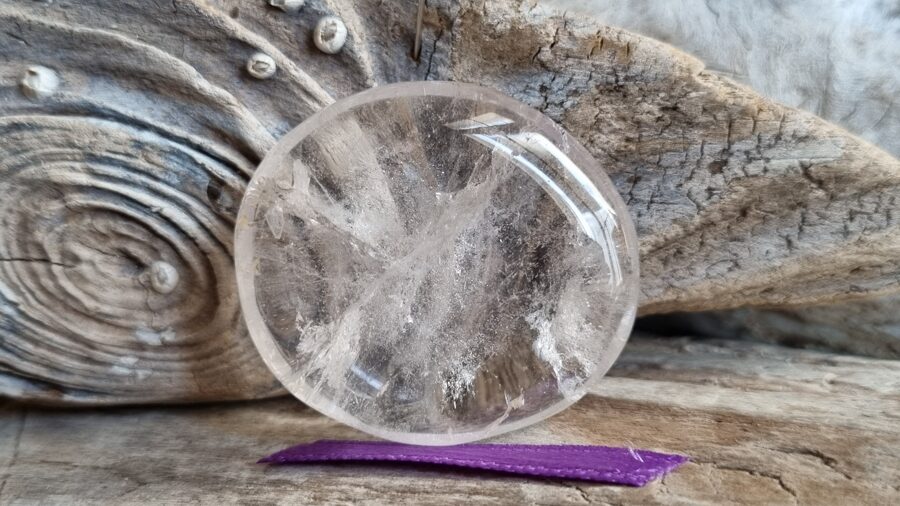 Kalnu kristāla masāžas akmeņi "Atvieglojums" nr 2. Izmērs 4 x 3.5 cm Lillā bantīte Ar dabīgiem iespiedumiem