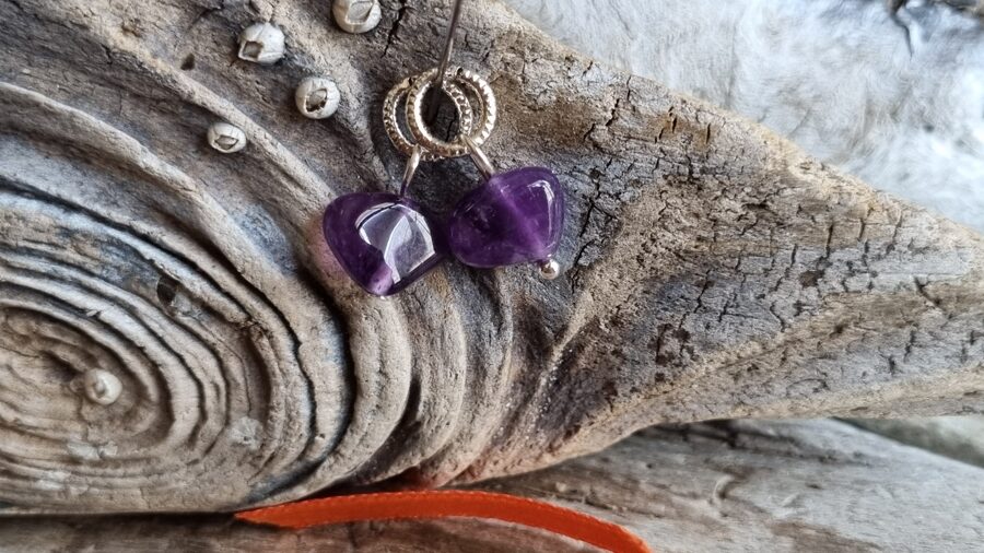 Ametista dubultkulons "Abi divi" nr 3. Izmērs 1 x 0.7 cm Sudraba krāsas metāls Oranža bantīte