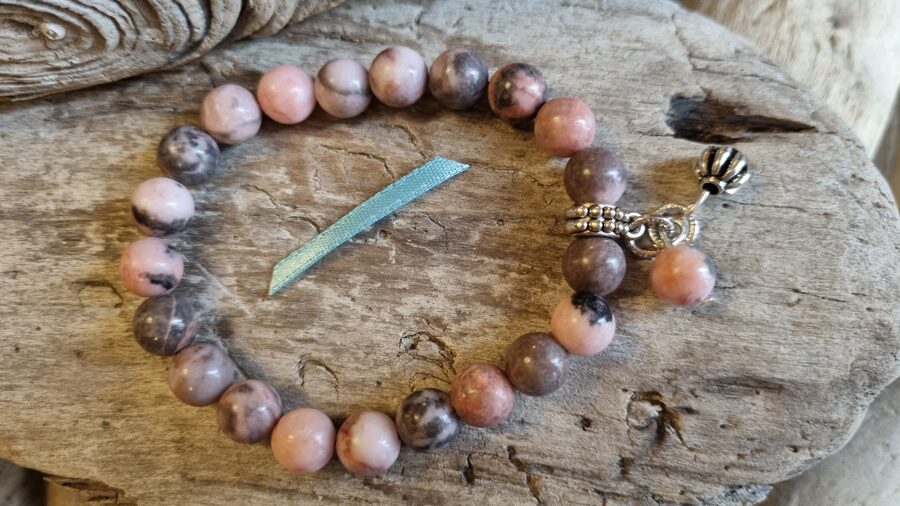 Rozā opāla rokassprādze "Prieks dienas garumā" nr 3. Izmērs 18 cm Sudraba krāsas metāls Zila bantīte No Peru