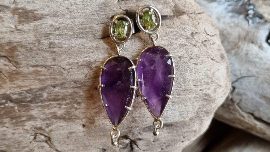 Ametista auskari ar zaļu peridotu "Mierīga diena" Izmērs 4 x 1.4 cm