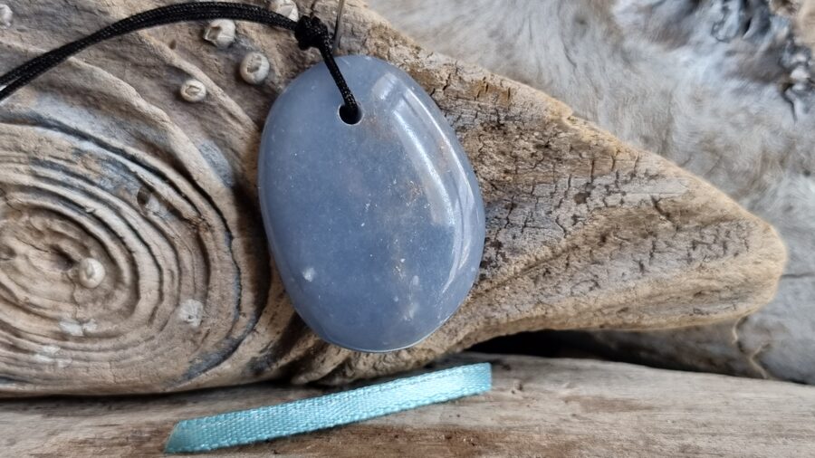 Angelīta kulons "Dziednieka sapnis" Izmērs 3.5 x 2.5 cm Dziednieku aizsargamulets Zila bantīte