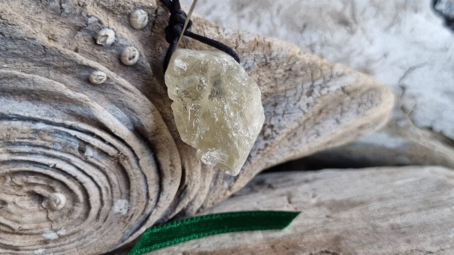 Neapstrādāta hidenīta kulons "Nomierinošais" Izmērs 2.5 x 1.5 cm Ar auklu No Afganistānas Zaļa bantīte