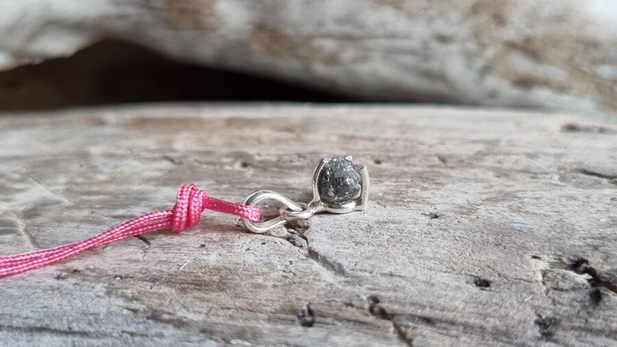 Neapstrādāta dimanta kristāla kulons "Visstiprākais aizsargamulets" nr 1. ar rozā auklu Izmērs 1.5 x 0.5 cm