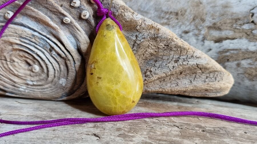 Zaļā opāla kulons "Pozitīvas emocijas" nr 1. Izmērs 3.5 x 2.5 cm Ar auklu Ar dabīgiem iespiedumiem un svītrām No Madagaskaras