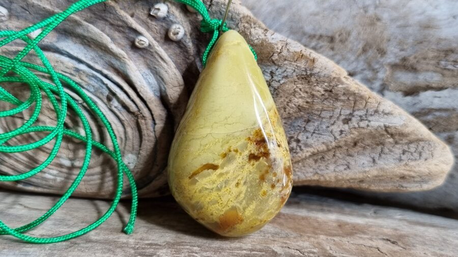 Zaļā opāla kulons "Pozitīvas emocijas" nr 2. Izmērs 4 x 2.5 cm Ar auklu Ar dabīgiem iespiedumiem un svītrām No Madagaskaras