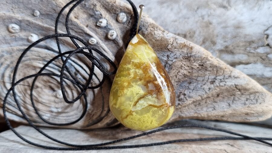 Zaļā opāla kulons "Pozitīvas emocijas" nr 3. Izmērs 3.5 x 2.5 cm Ar auklu Ar dabīgiem iespiedumiem un svītrām No Madagaskaras