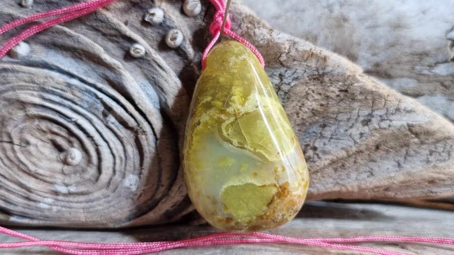 Zaļā opāla kulons "Pozitīvas emocijas" nr 4. Izmērs 4 x 2.5 cm Ar auklu Ar dabīgiem iespiedumiem un svītrām No Madagaskaras