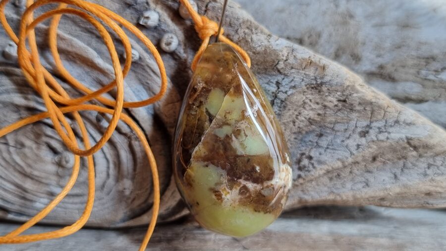 Zaļā opāla kulons "Pozitīvas emocijas" nr 5. Izmērs 3.5 x 2.5 cm Ar auklu Ar dabīgiem iespiedumiem un svītrām No Madagaskaras