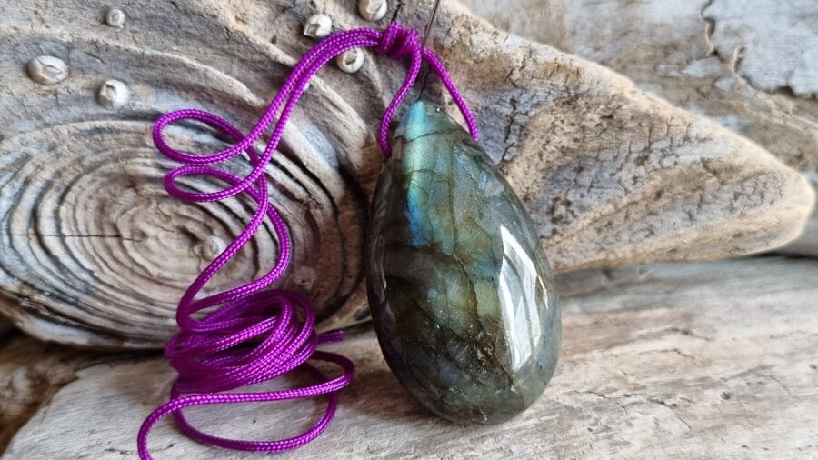 Liels labradora kulons "Vienmēr drošībā" nr 3. Izmērs 4 x 2.3 cm Ar auklu Ar dabīgām švīkām un iespiedumiem Madagaskara