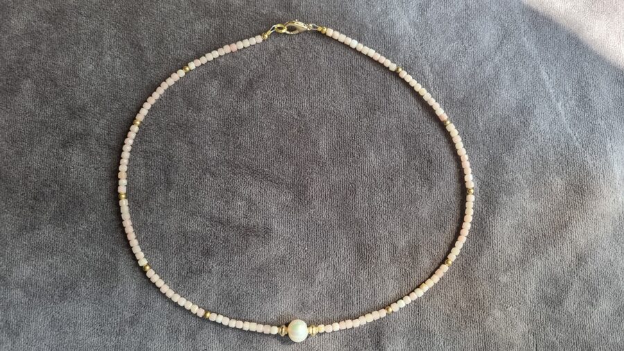 Slīpētas rozā opāla krelles "Atrast mīlestību" ar pērli 4mm Garums 46 cm