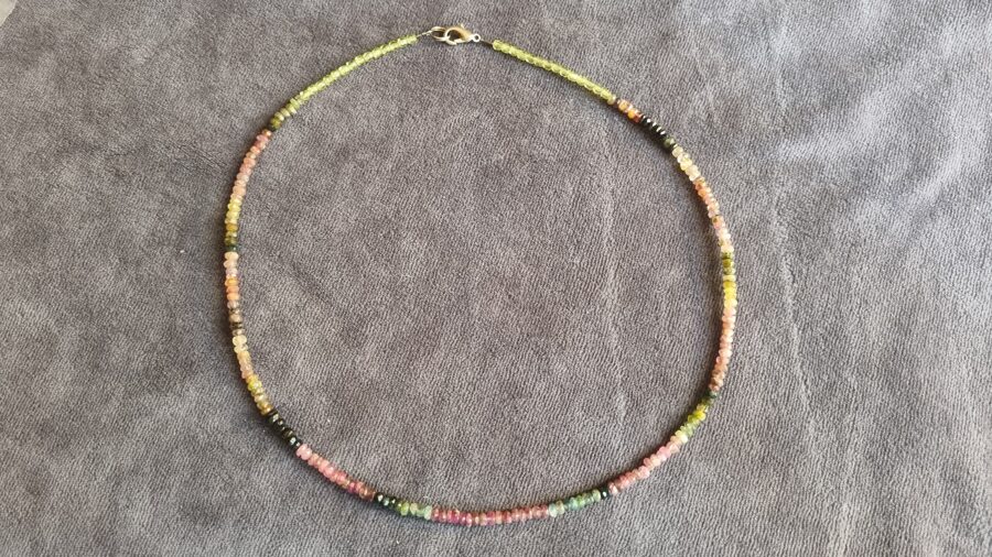 Slīpēta multiturmalīna krelles "Pārliecība par sevi" 4 mm Garums 47 cm