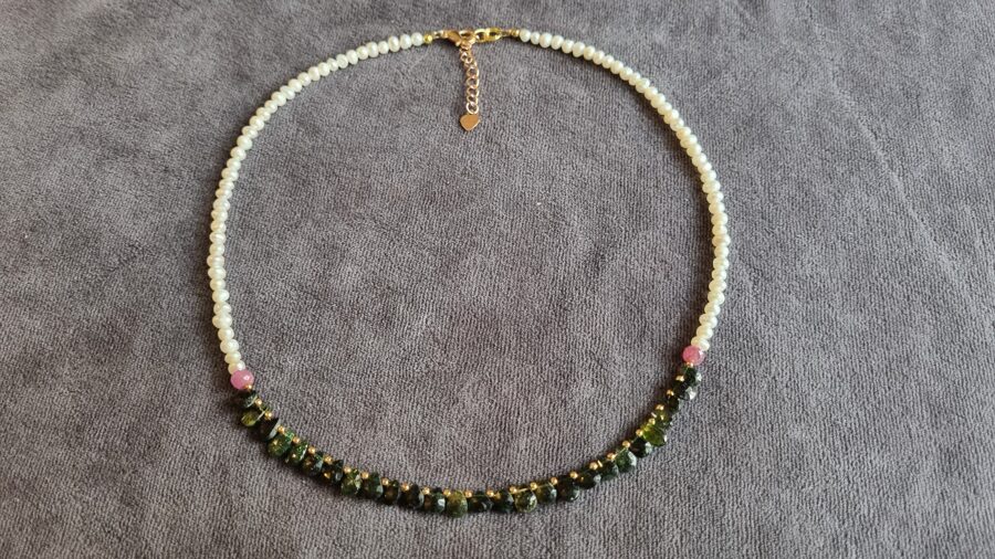 Zaļas turmalīna krelles "Mīlestības saglabāšanai " ar pērlēm un 2 rubīniem 8 mm Garums 50 cm