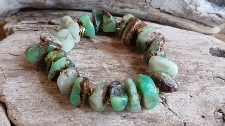 Hrizoprāza rokassprādze no lieliem gabaliem 1 x 1 cm Garums 18 cm Aizsaramulets Zelta detaļas