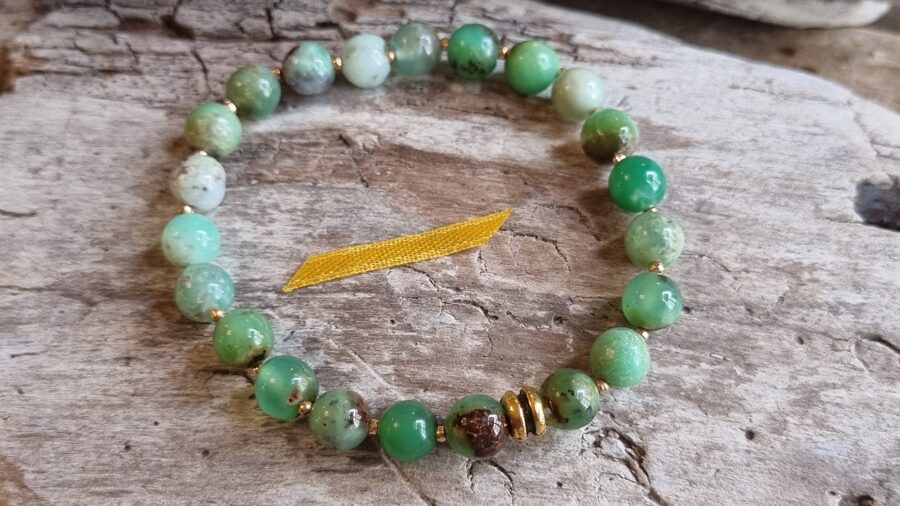 Hrizoprāza rokassprādze "Priecīga diena" nr 1.  Izmērs 19 cm Bumbiņas 8 mm Dzeltena bantīte Zelta detaļas