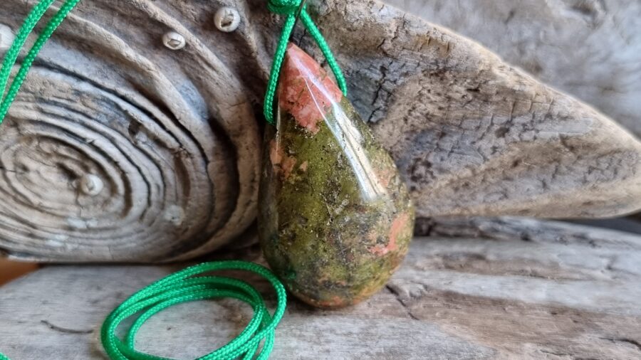 Unakīta kulons Uzlabot garastāvokli nr 1. Izmērs 4 x 2.2 cm Ar dabīgām švīkām No Madagaskaras