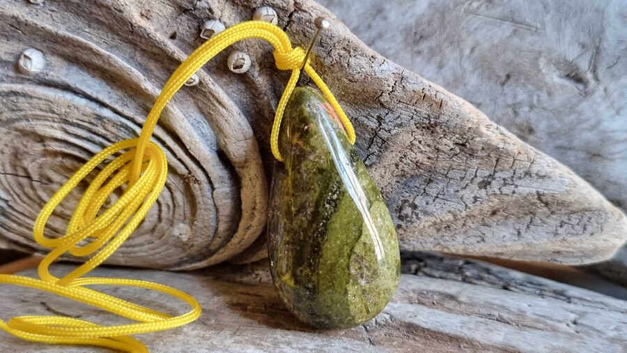 Unakīta kulons Uzlabot garastāvokli nr 2. Izmērs 3.5 x 2 cm Ar dabīgām švīkām No Madagaskaras