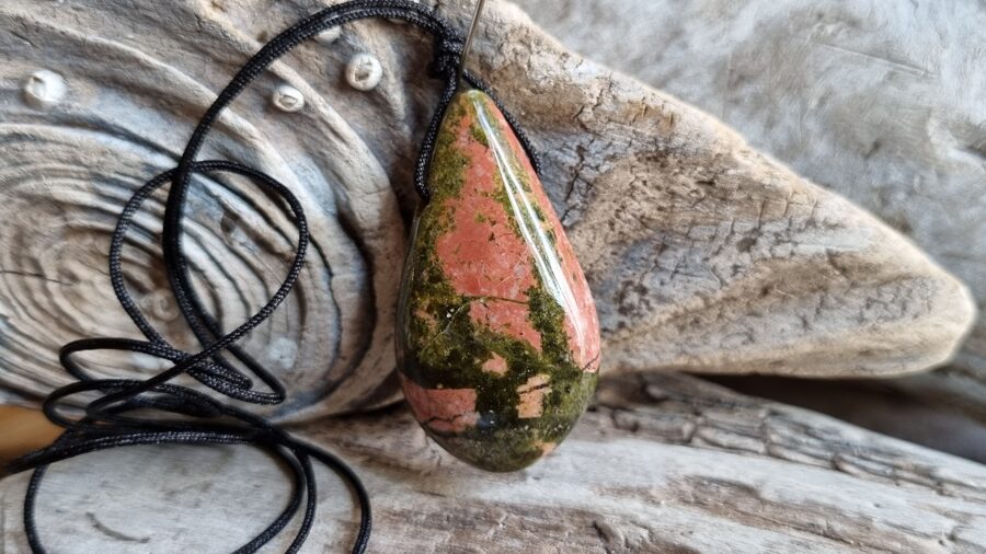 Unakīta kulons Uzlabot garastāvokli nr 3. Izmērs 3.5 x 2 cm Ar dabīgām švīkām No Madagaskaras