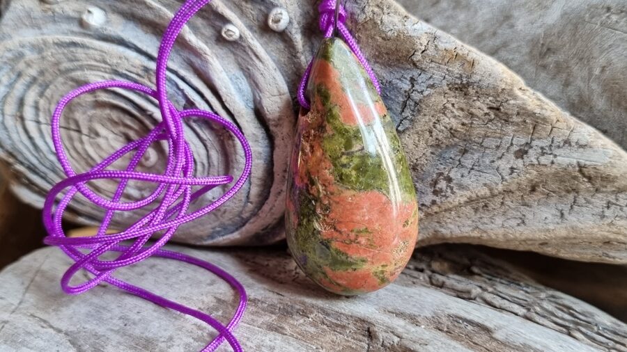 Unakīta kulons Uzlabot garastāvokli nr 4. Izmērs 4 x 2 cm Ar dabīgām švīkām No Madagaskaras