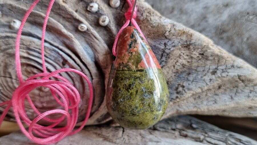 Unakīta kulons Uzlabot garastāvokli nr 5. Izmērs 3.3 x 2 cm Ar dabīgām švīkām No Madagaskaras