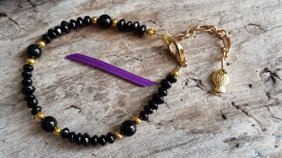 Melna turmalīna rokassprādze "Drošība" nr 3. Ar zivi 6 mm Garums 18 cm  Zelta krāsas metāls Lillā bantīte