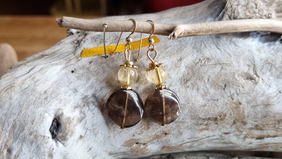 Dūmkvarca auskari "Drošībai" nr 1. Izmērs 3.5 x 2 cm Dzeltena bantīte Zelta krāsa