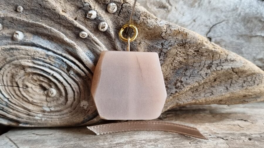 Liels mēnessakmens kulons "Līdzsvars" nr 1. Izmērs 2.8 x 2.5 cm Ar dabīgiem iekļāvumiem un švīkām Zelta