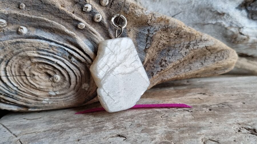 Liels mēnessakmens kulons "Gaišredzība" nr 1. Izmērs 3 x 2.2 cm Ar dabīgiem iekļāvumiem un švīkām Sudraba