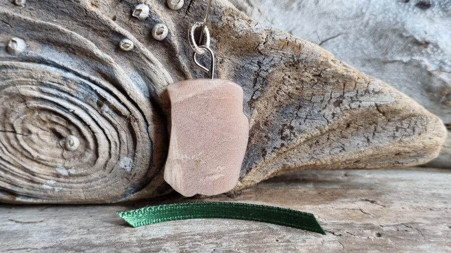 Liels mēnessakmens kulons "Gaišredzība" nr 2. Izmērs 2.6 x 1.6 cm Ar dabīgiem iekļāvumiem un švīkām Sudraba