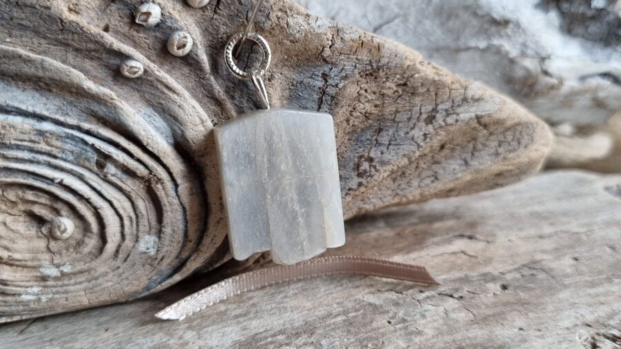 Liels mēnessakmens kulons "Gaišredzība" nr 3. Izmērs 2.3 x 1.8 cm Ar dabīgiem iekļāvumiem un švīkām Sudraba