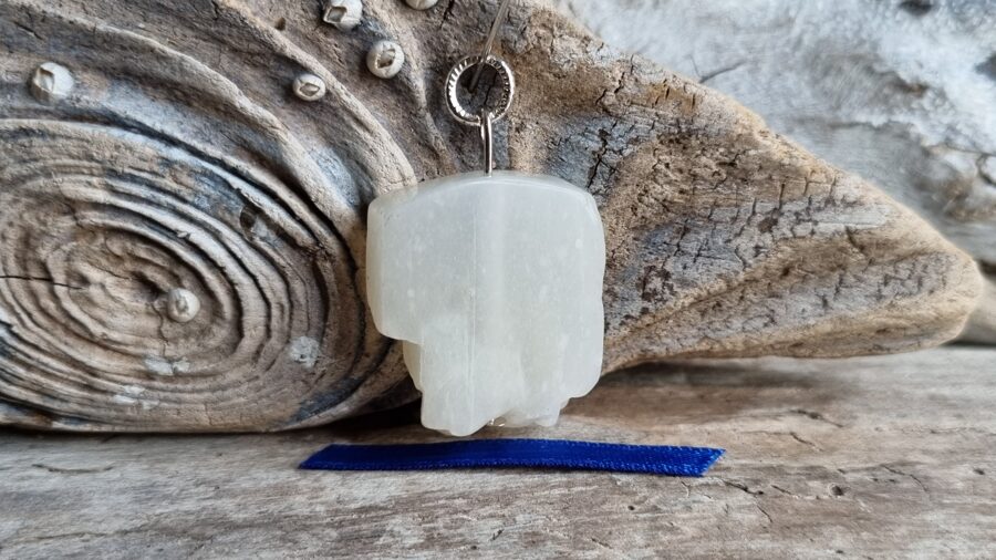 Liels mēnessakmens kulons "Gaišredzība" nr 5. Izmērs 2.7 x 2.2 cm Ar dabīgiem iekļāvumiem un švīkām Sudraba