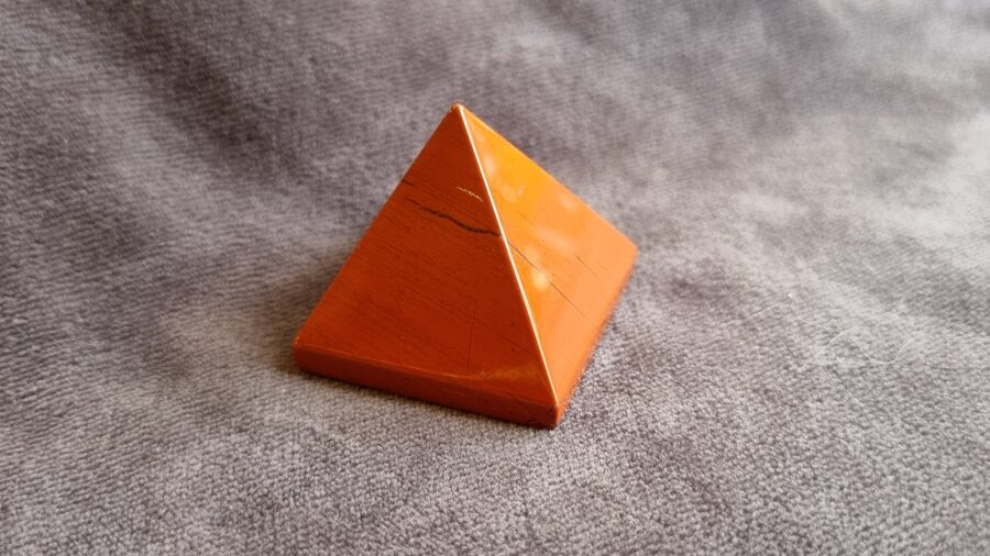 Sarkanas jašmas piramīda "Harmonija mājās> Izmērs 3.5 x 3.5 x 4 cm