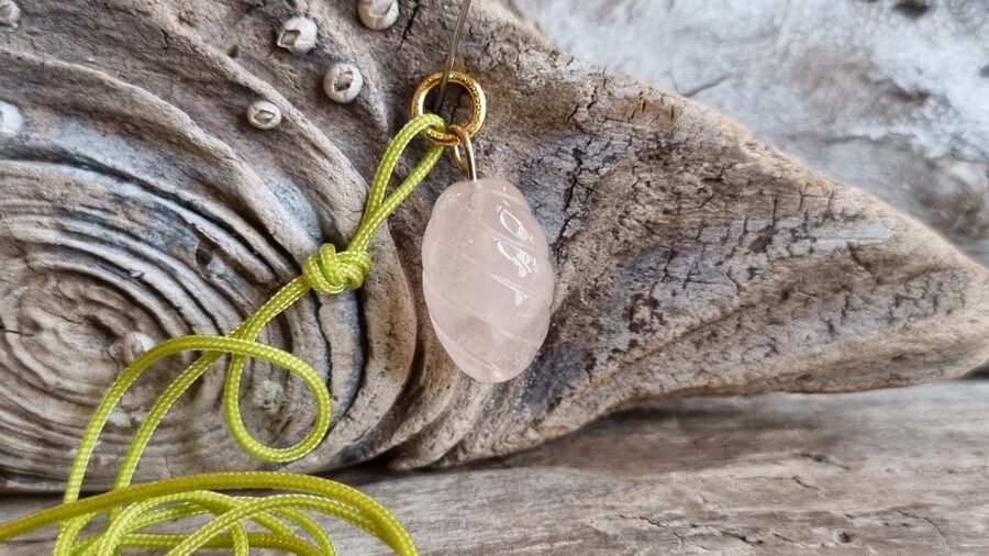 Rozā kvarca kulons "Skaistā spirāle" nr 1. Izmērs 2 x 1.2 cm Ar zaļu auklu Zelta krāsas metāls Madagaskara