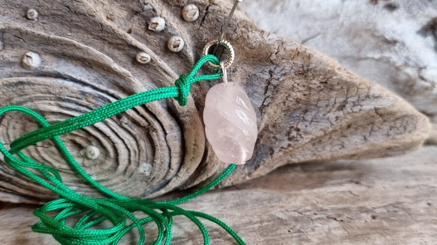 Rozā kvarca kulons "Skaistā spirāle" nr 4. Izmērs 2 x 1.2 cm Ar zaļu auklu Zelta krāsas metāls Madagaskara