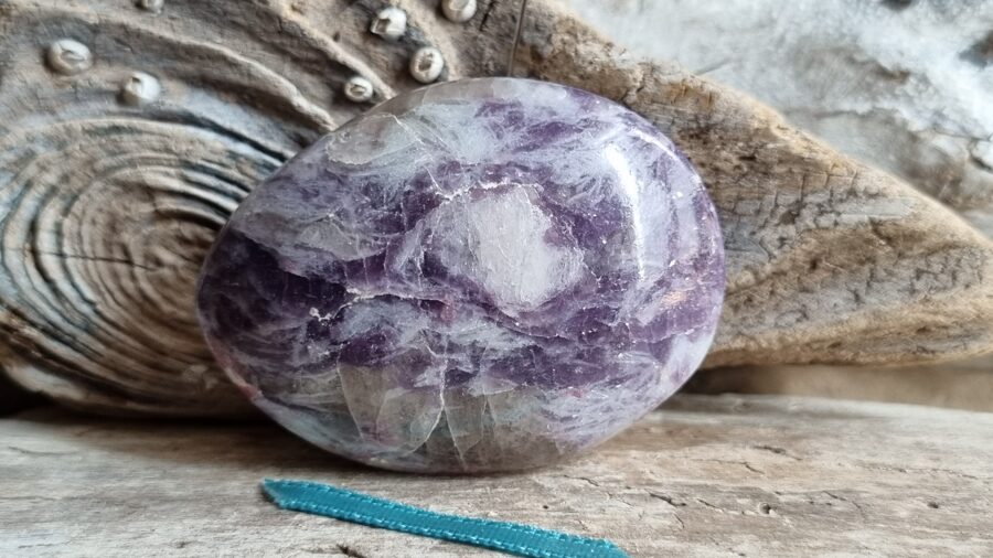 Lepidolīta masāžas olis Miers dienas garumā nr 1. Izmērs 5 x 4 x 1.5 cm No Madagaskaras Zila bantīte