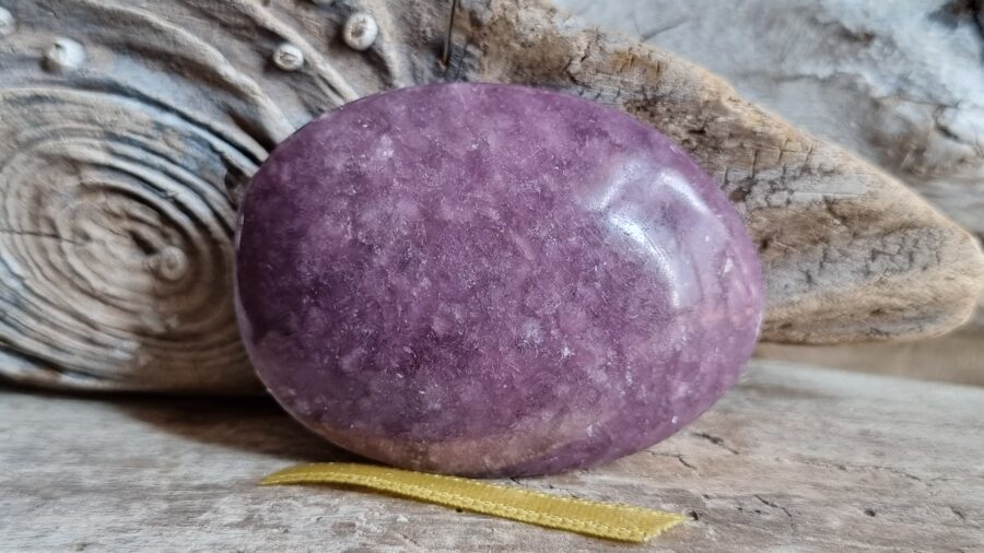 Lepidolīta masāžas olis Miers dienas garumā nr 2. Izmērs 5 x 4 x 1 cm No Madagaskaras Dzeltena bantīte