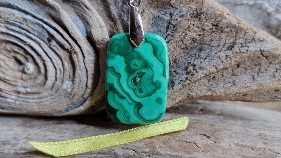 Ekstra klases malahīta kulons "Zaļais aizsargamulets" nr 2. Izmērs 3 x 1.7 cm Dzeltena bantīte