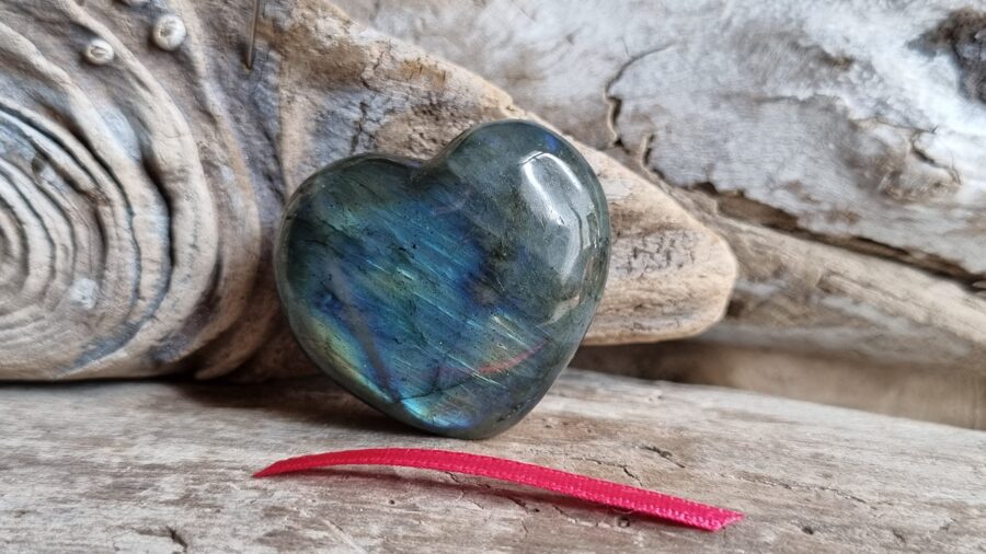 Labradora sirds "Manai mīļotajai" nr 1. Izmērs 3.5 x 3.2 cm No Madagaskaras Sārta bantīte