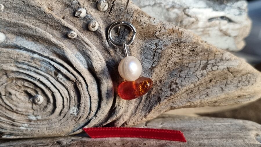 Kulons "Dzintars ar pērli" nr 2. Izmērs 2 x 1.2 cm Oranža bantīte Der visām zodiaka zīmŗm