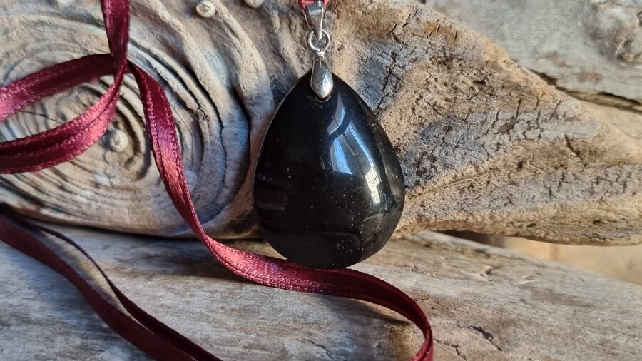 Kulons "Varavīksnes obsidiāns" nr 1. Izmērs 3.5 x 2.3 cm Ar brūnu auklu No Meksikas