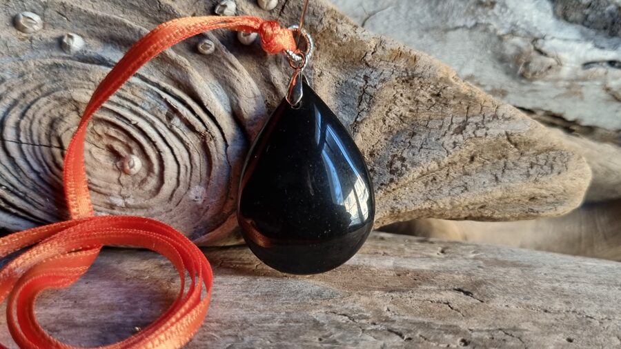 Kulons "Varavīksnes obsidiāns" nr 2. Izmērs 3.5 x 2.5 cm Ar oranžu auklu No Meksikas