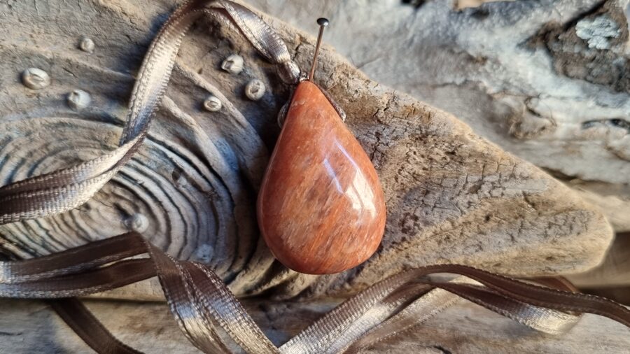 Aprikožu mēnessakmens kulons "Lidzsvars" nr 4. Izmērs 3.5 x 2 cm Ar gaiši pelēku auklu Madagaskara