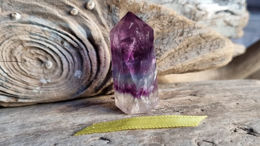 Fluorīta prizma "Intuīcija un aizsardzība" nr 2. Izmērs 4 x 1.7 cm Dzeltena bantīte Turēt viesistabā Ar dabīgām švīkām