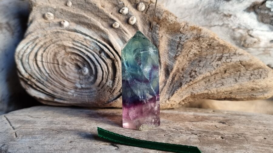 Fluorīta prizma "Intuīcija un aizsardzība" nr 3. Izmērs 4 x 1.7 cm Zaļa bantīte Turēt viesistabā Ar dabīgām švīkām