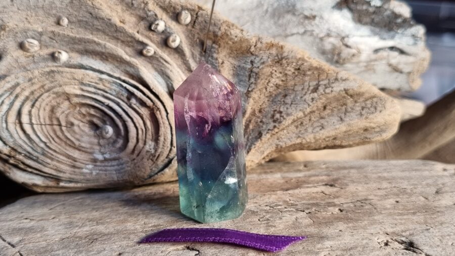 Fluorīta prizma "Intuīcija un aizsardzība" nr 4. Izmērs 4 x 1.7 cm Lillā bantīte Turēt viesistabā Ar dabīgām švīkām